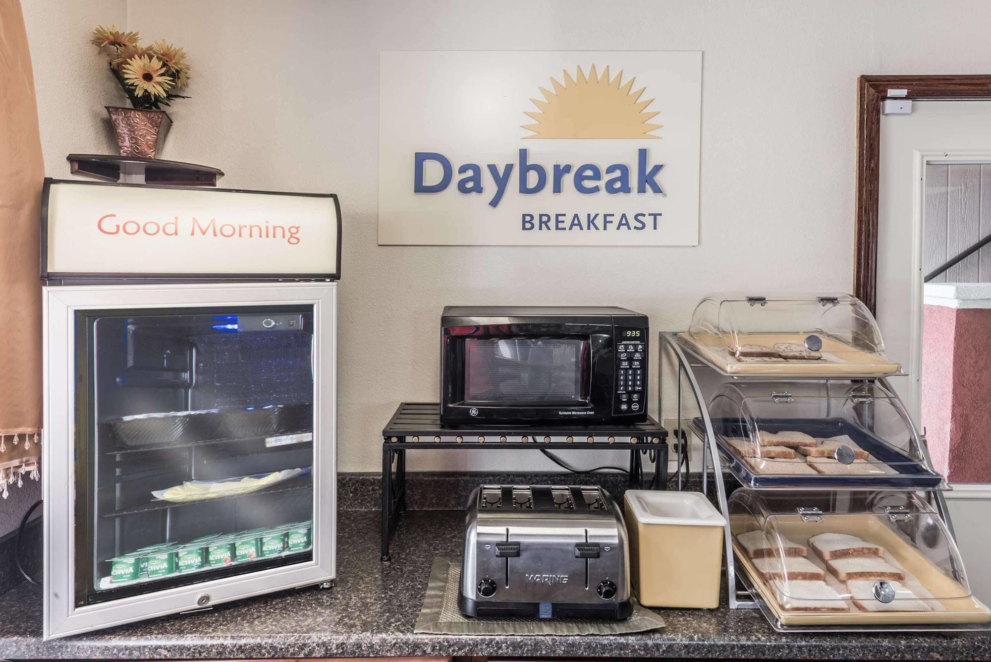 Days Inn By Wyndham Bloomington Exteriér fotografie