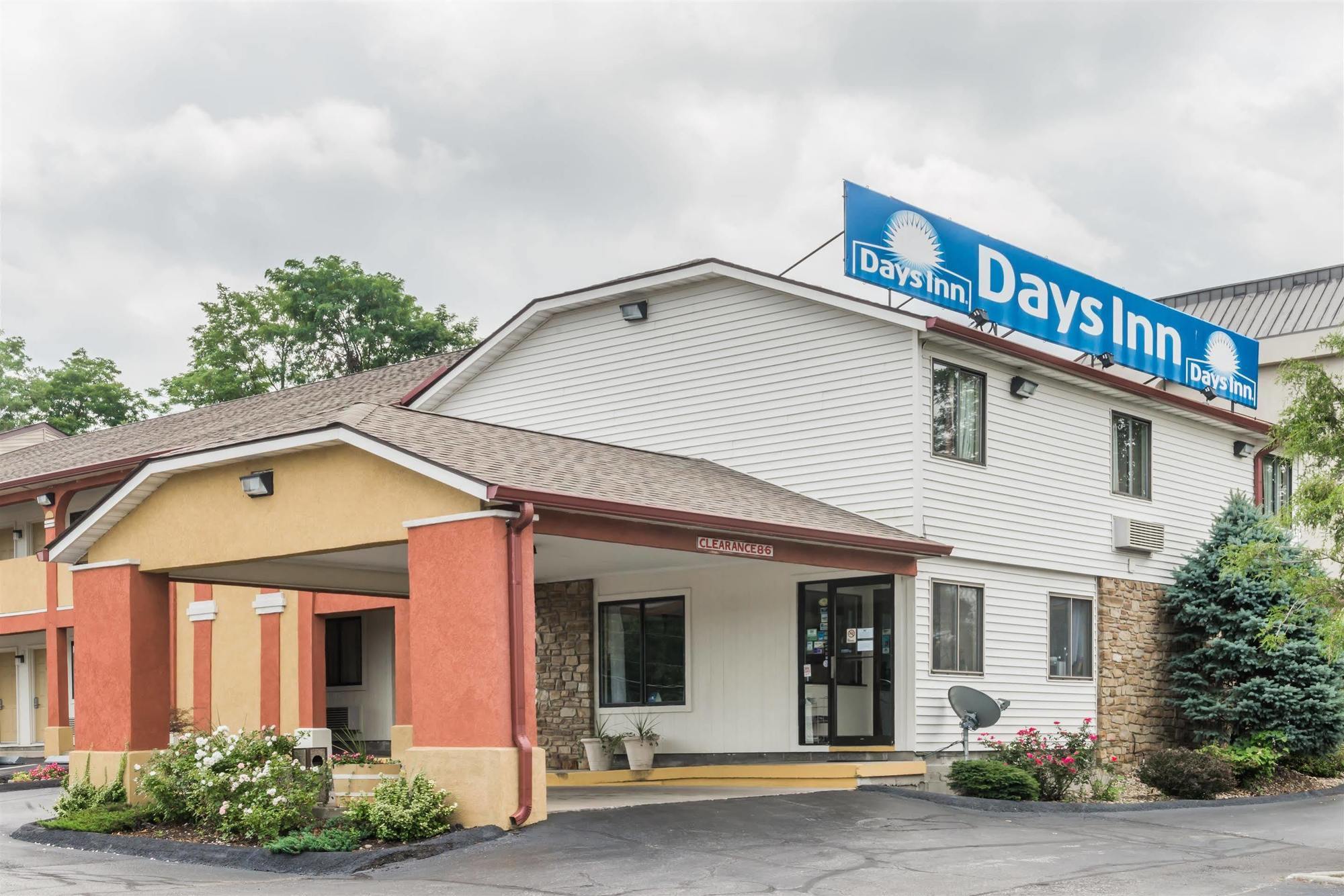 Days Inn By Wyndham Bloomington Exteriér fotografie