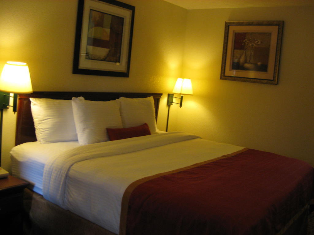 Days Inn By Wyndham Bloomington Exteriér fotografie